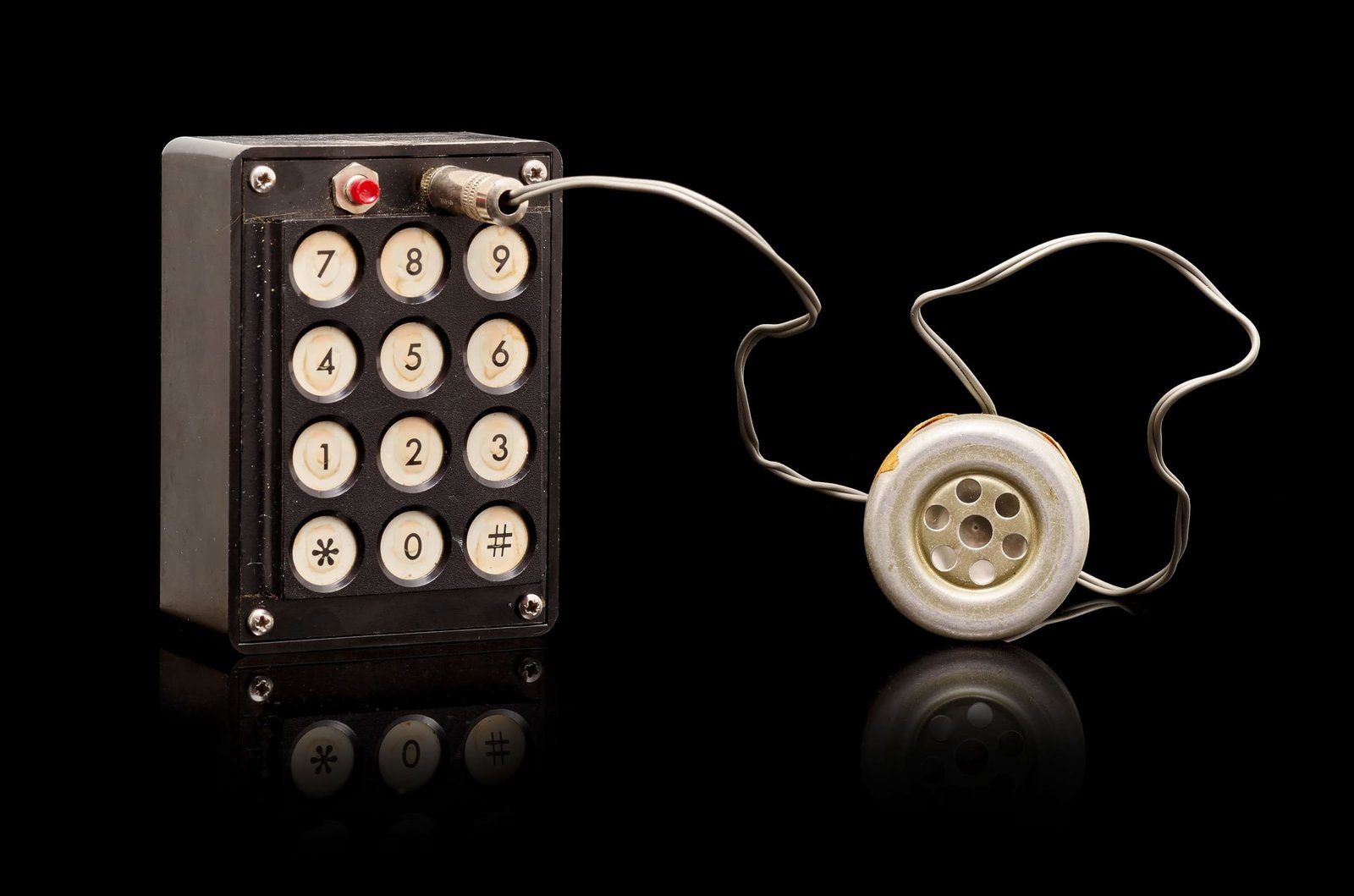 2- Steve Jobs and Steve Wozniak hack the phone system