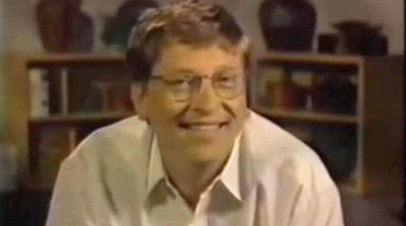 Bill Gates erscheint bei der MacWorld Expo 1997 in Boston auf einer übergroßen Leinwand